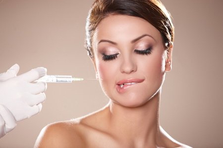 Инъекции гиалуроновой кислотой для увеличения губ